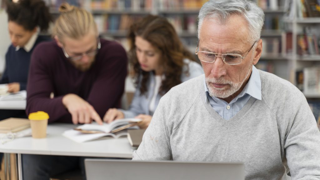 Comment choisir un cours d’informatique adapté aux seniors débutants ?